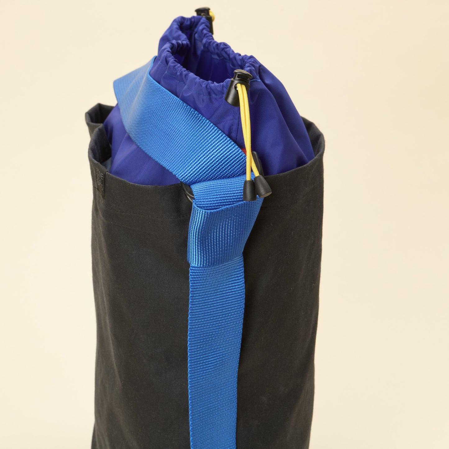 BUCKET BLACK/ ROYAL LINING/ PRIMARY COLOURS
